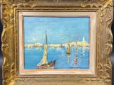 une peinture à l'huile représentant un voilier sur l'eau, avec une ville en arrière-plan