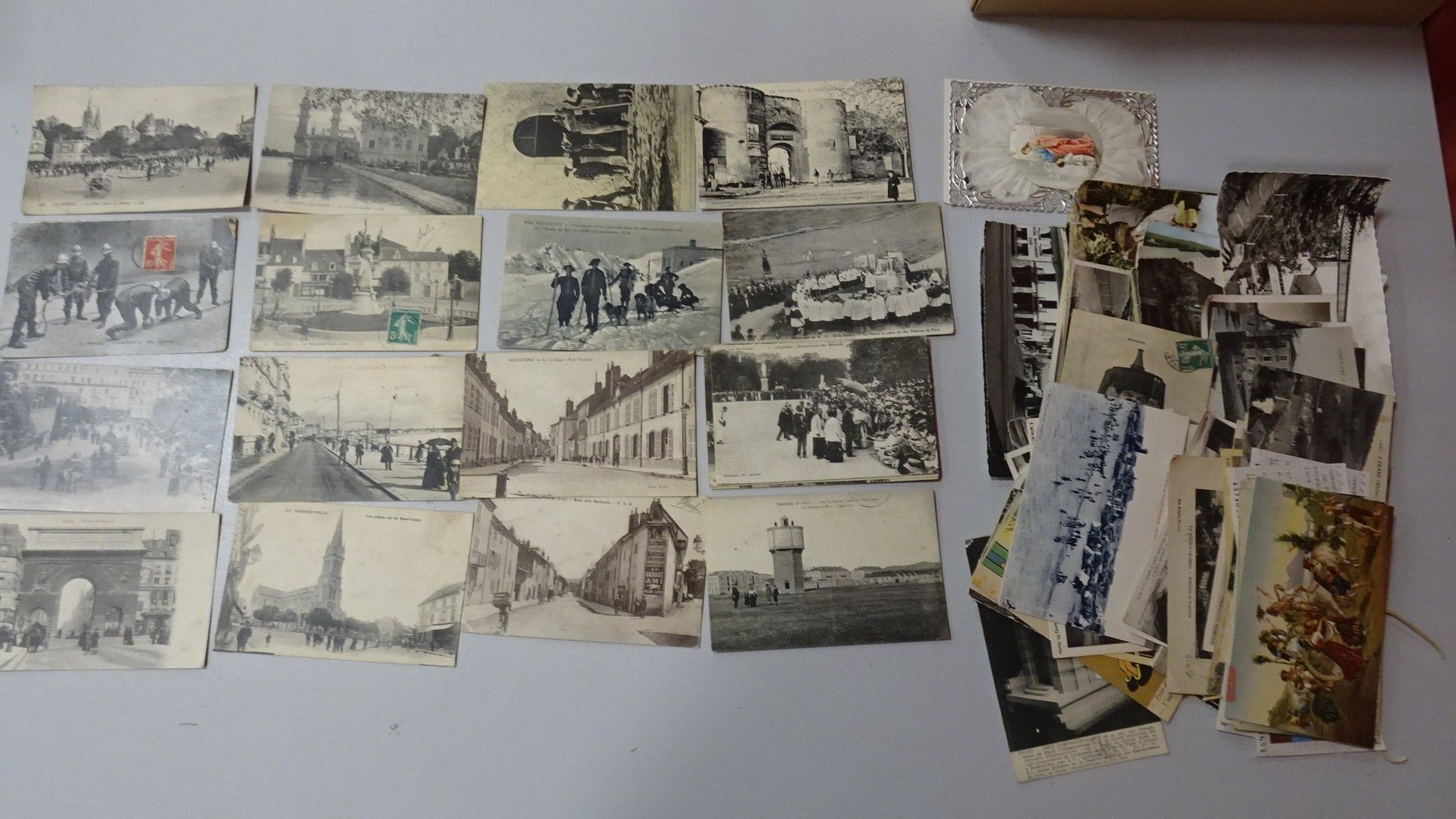 Boîte de cartes postales anciennes dont plans animés