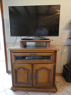 un téléviseur posé sur un meuble en bois