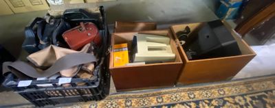 deux cartons remplis d'objets, posés par terre