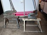 une petite table sur laquelle se trouvent une paire de ciseaux