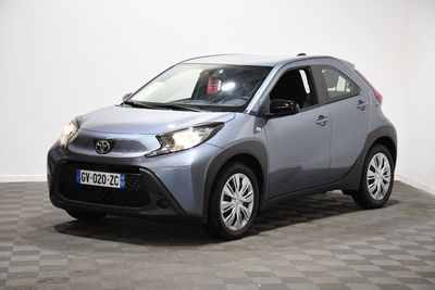 La Toyota C-HR est garée sur un sol à damier