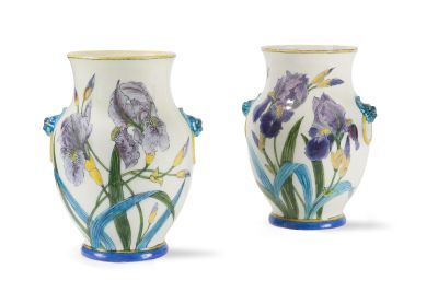 une paire de vases bleus et blancs décorés d'iris peints