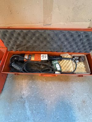 une boîte contenant un tas d'outils