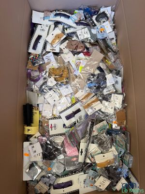 une boîte en carton remplie d'appareils électroniques