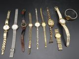 un ensemble de montres et de bracelets posés sur une table