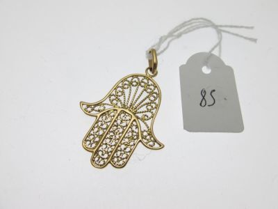 une photo d'un pendentif en forme de main de Hamsa en or, avec une étiquette de prix