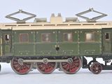 un petit train sur une surface blanche avec un fond blanc