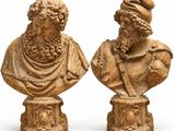 paire de bustes sculptés représentant des hommes portant un chapeau et une barbe
