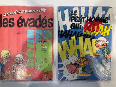 deux couvertures de bandes dessinées dans des sachets en plastique posées sur une table