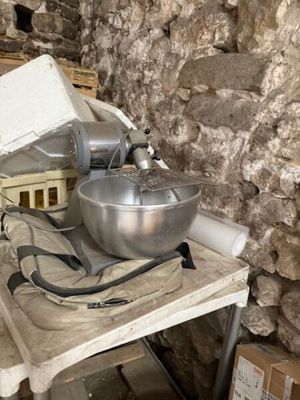 une table sur laquelle sont posés un saladier et un mixeur