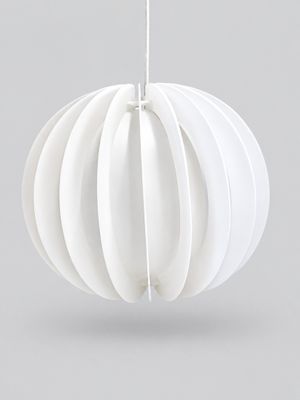 La lampe à boule blanche est suspendue au plafond.