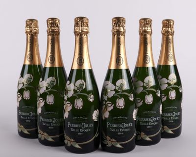 six bouteilles de champagne ornées de fleurs blanches