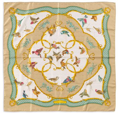 une photo d'un foulard carré orné d'oiseaux