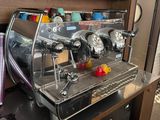 une photo d'une machine à café posée sur un plan de travail dans une cuisine