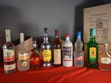 de nombreuses bouteilles d'alcool posées sur une table rouge