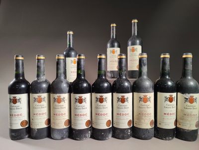plusieurs bouteilles de vin sont alignées sur une table