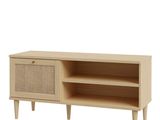 Le buffet est en bois et présente un motif en rotin.