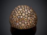 une bague en or sertie de diamants bruns et blancs