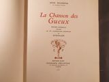 un livre ouvert posé sur une table à côté d'une tasse de café