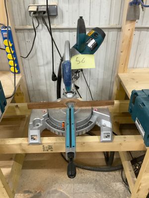 une machine posée sur une table dans un garage