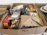 une boîte en carton remplie d'objets hétéroclites sur une table