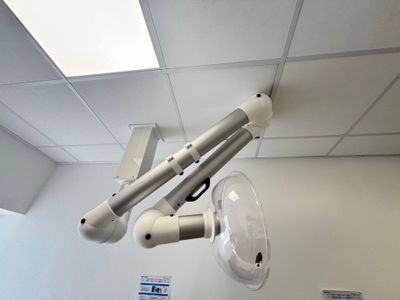 un équipement médical fixé au plafond dans une pièce