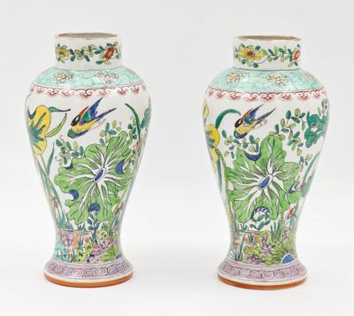paire de vases chinois ornés d'oiseaux et de fleurs sur fond blanc