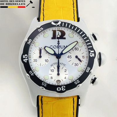 La montre est blanche et jaune, avec une trotteuse noire.
