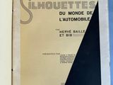 un livre ouvert, avec une couverture en noir et blanc, posé sur une surface bleue