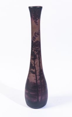 un vase violet orné d'arbres sur fond blanc