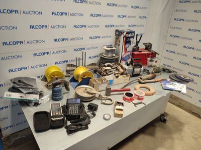 une table sur laquelle sont posés de nombreux outils, devant un mur