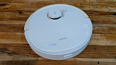 un robot blanc posé sur une table en bois