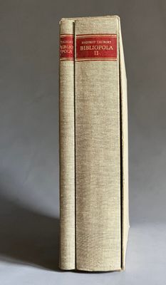 deux livres posés l'un sur l'autre sur une surface grise