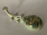 une petite figurine représentant une girafe sur laquelle figure le chiffre 21