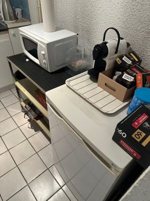 un micro-ondes et un four à micro-ondes dans une petite cuisine