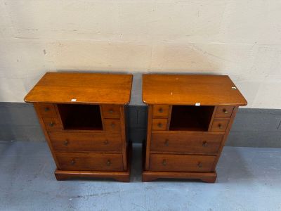 deux tables de chevet en bois avec des tiroirs de chaque côté