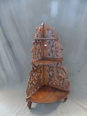 une étagère en bois ornée de sculptures sur fond gris