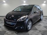 la petite voiture noire est garée dans une grande pièce