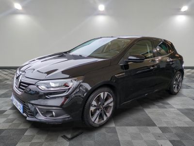 une voiture noire est garée sur le sol en damier d'un garage