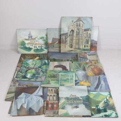 de nombreux tableaux posés par terre dans cette pièce