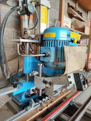 une machine qui travaille sur une pièce de bois