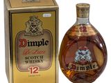 une image représentant une bouteille de whisky écossais « Dimple » à côté d'une boîte