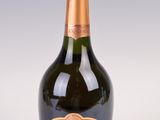 une image d'une bouteille de champagne sur fond blanc