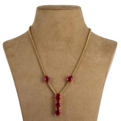 gros plan d'un mannequin portant un collier