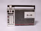 une radio posée sur une surface blanche