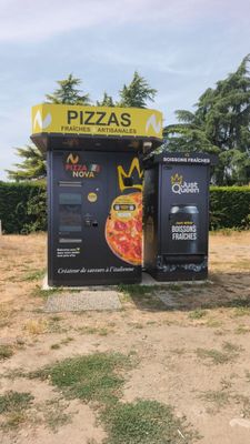 un kiosque à pizzas avec un distributeur automatique à côté