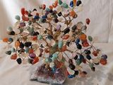une sculpture représentant un arbre, réalisée à partir de pierres et de perles