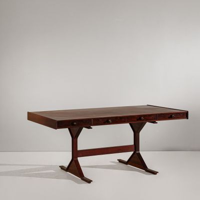 un bureau en bois avec deux tiroirs et un tiroir en dessous