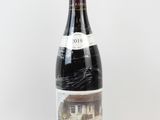 une bouteille de vin posée sur une table